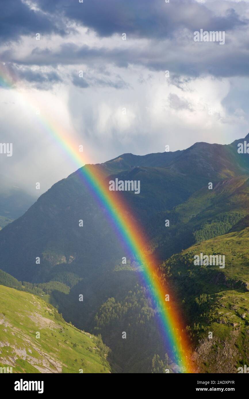 Regenbogen über dem Mölltal/Moelltal Tal, Nationalpark Hohe Tauern, Kärnten / Kärnten, Österreich Stockfoto