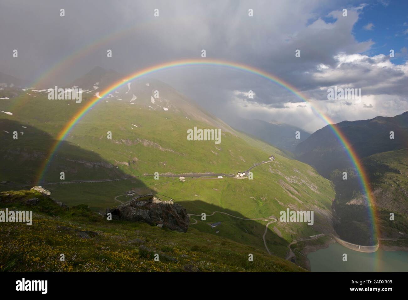 Doppelter Regenbogen über dem Mölltal/Moelltal Tal, Nationalpark Hohe Tauern, Kärnten / Kärnten, Österreich Stockfoto