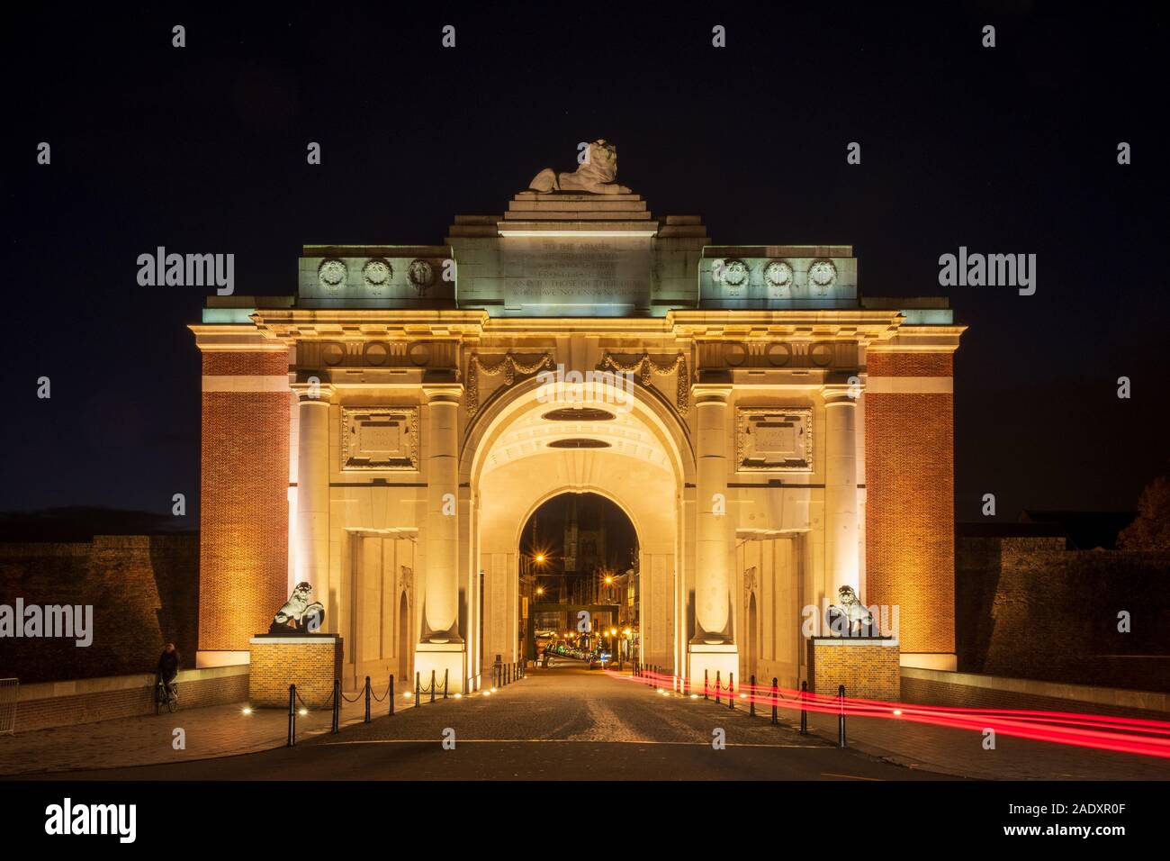 Die Menin Gate Memorial zu den fehlenden bei Nacht beleuchtet, Ypern Stockfoto