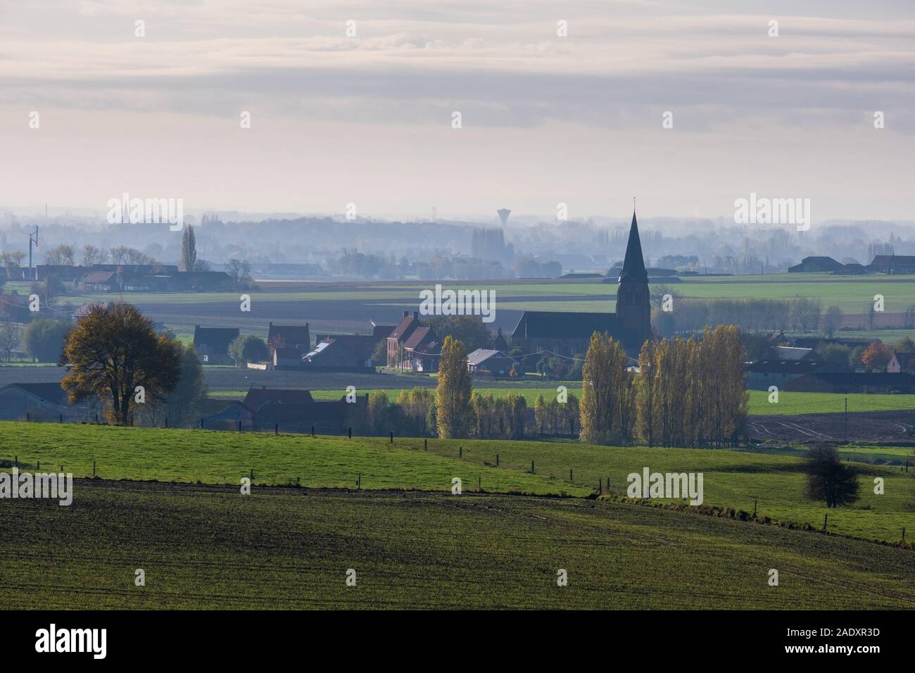 Blick über ehemalige Ypernbogens Ersten Weltkrieg Schlachtfeld, mit Kirche von Wulvergem Stockfoto