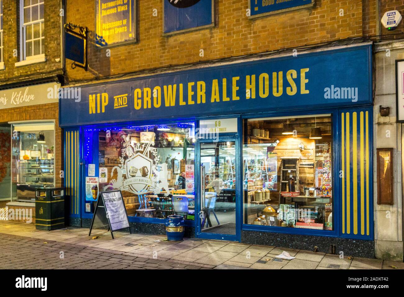 Nip und Growler Ale House Bar in King's Lynn High Street im Laufe des Abends. Stockfoto