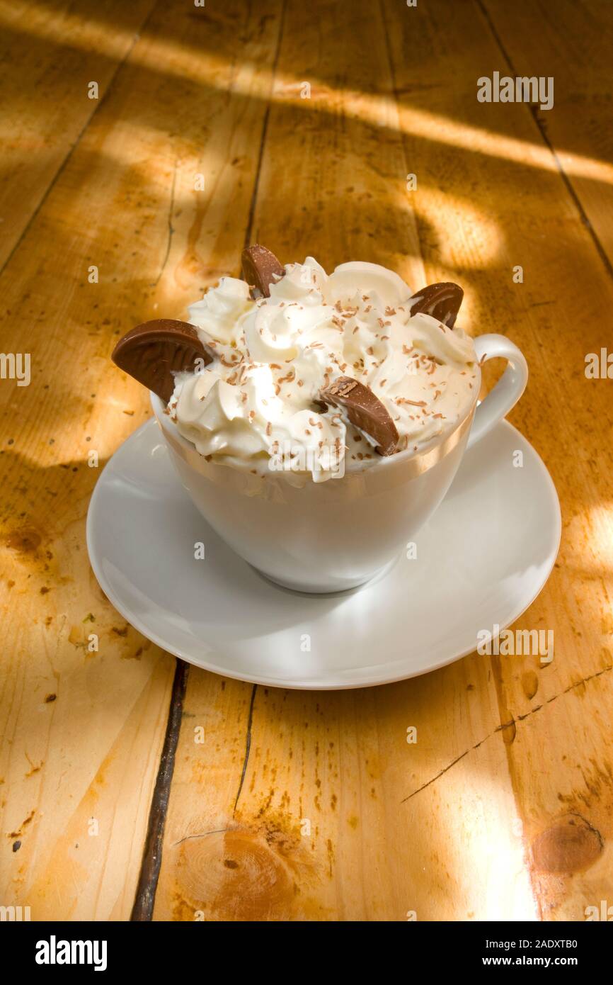 Heiße Schokolade mit Sahne und Schokolade orange Segmente Stockfoto
