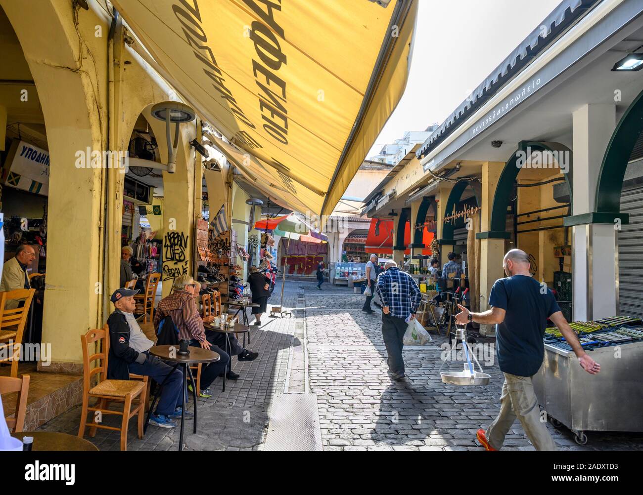 Ein Cafe und eine Straßenszene in der modiano Markt, Thessaloniki Mazedonien, Nordgriechenland Stockfoto