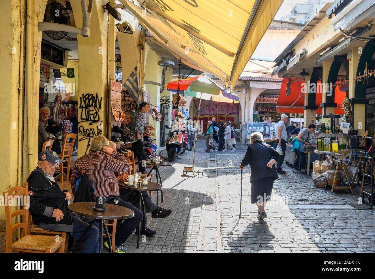 Ein Cafe und eine Straßenszene in der modiano Markt, Thessaloniki Mazedonien, Nordgriechenland Stockfoto