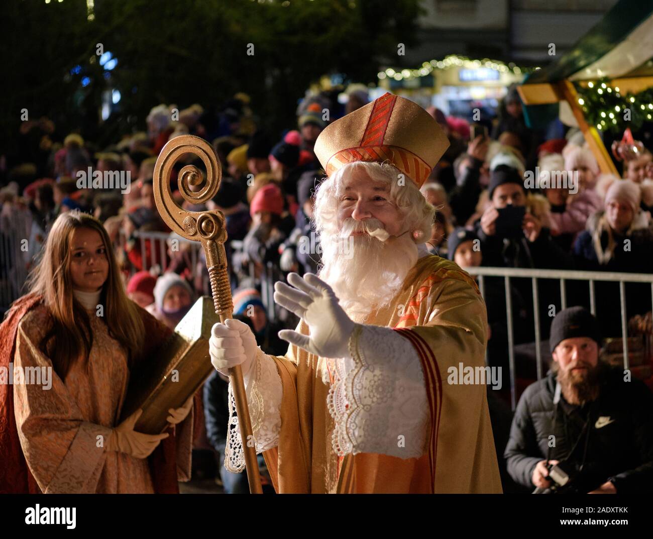 Geschenke bringen -Fotos und -Bildmaterial in hoher Auflösung – Alamy