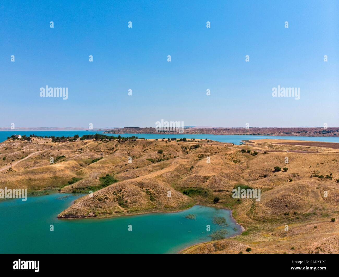 Luftaufnahme der ländlichen und landwirtschaftlichen Gebiete südlich von Lokman, Adiyaman, Türkei. Buchten auf dem Fluss Euphrat durch die Atatürk Staudamm gebildet. Wüste Länder Stockfoto