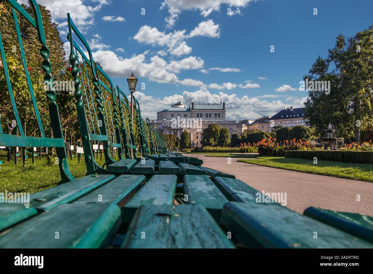 Grüne Stühle im Volksgarten (Garten) in Wien mit Blick auf die staatlichen Burgtheater, Österreich Stockfoto