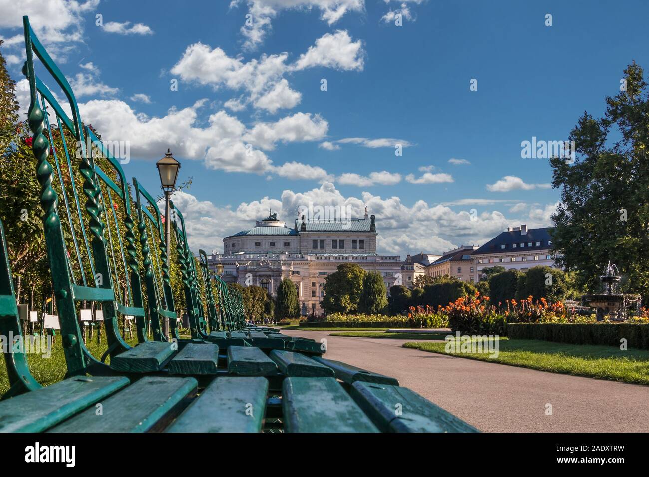 Der Staat Burgtheater Wien Blick aus einem öffentlichen Park der Volksgarten (Garten) in Wien, Österreich Stockfoto
