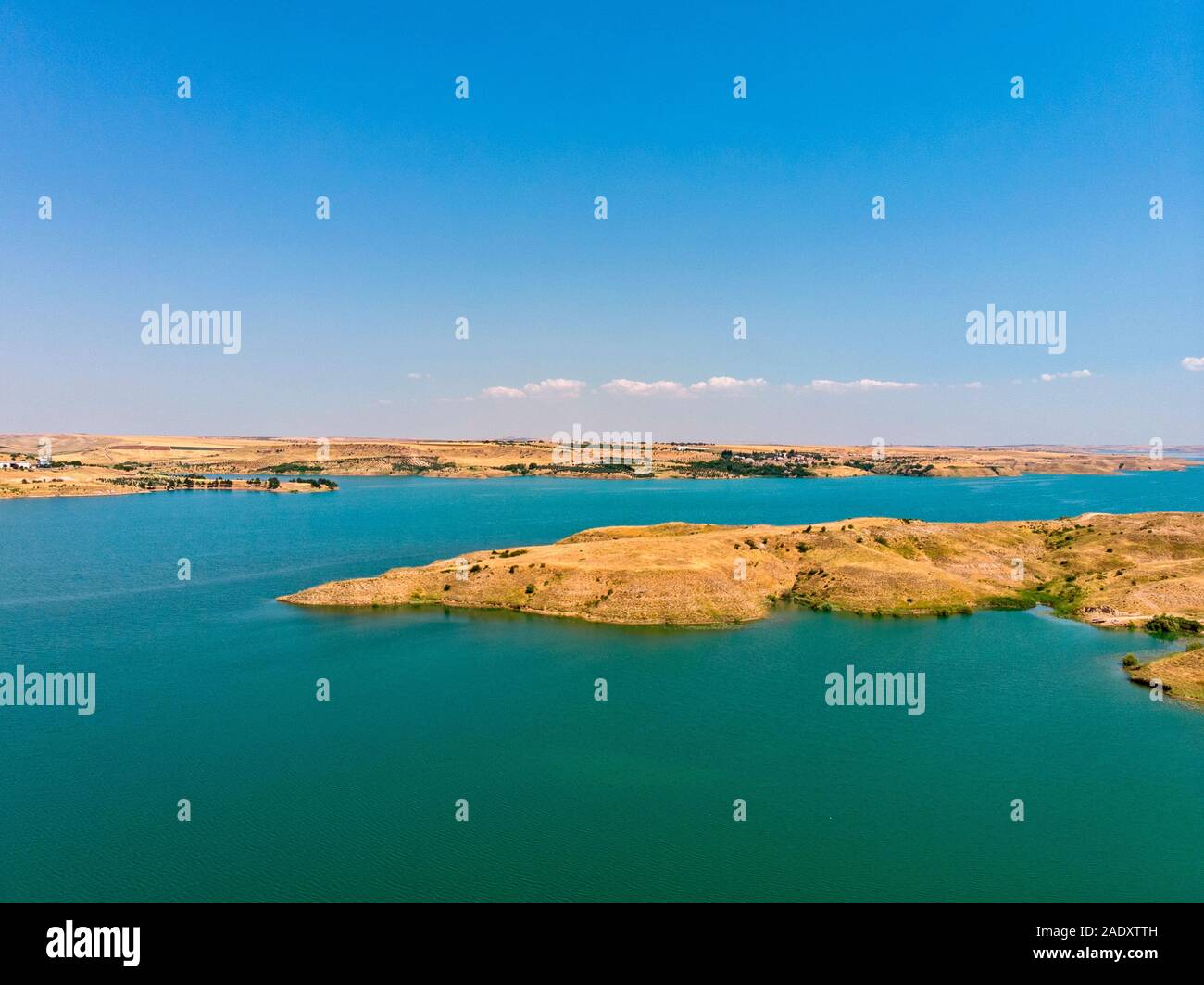 Luftaufnahme der ländlichen und landwirtschaftlichen Gebiete südlich von Lokman, Adiyaman, Türkei. Buchten auf dem Fluss Euphrat durch die Atatürk Staudamm gebildet. Wüste Länder Stockfoto