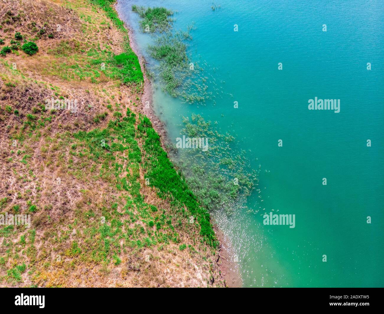 Luftaufnahme der ländlichen und landwirtschaftlichen Gebiete südlich von Lokman, Adiyaman, Türkei. Buchten auf dem Fluss Euphrat durch die Atatürk Staudamm gebildet. Wüste Länder Stockfoto