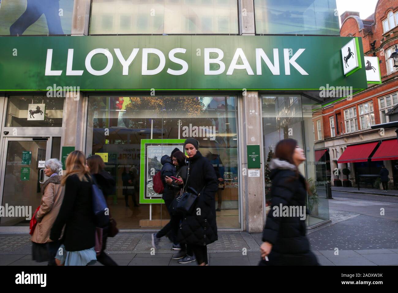 Mitglieder der öffentlichkeit gesehen vorbei Lloyds Bank im Londoner West End. Stockfoto