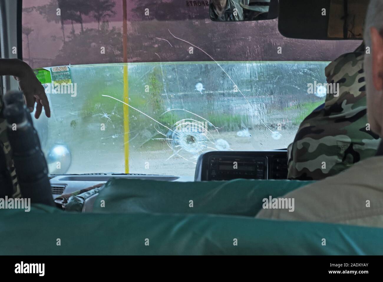 Blick durch die Autoscheibe, Schäden durch lokale Leute Steine werfen auf touristische Fahrzeuge Papua-neuguinea Juli Stockfoto