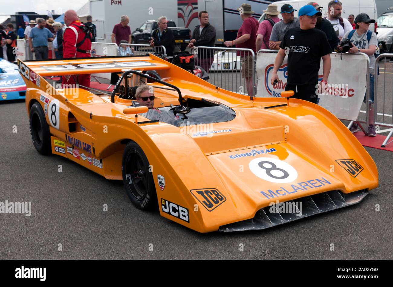 Dean vorwärts, in seinem 1972, Orange, McLaren M8F, Warten auf den Start der HSCC Thunder Sport Rasse, die an der St 2019 Silverstone Classic Stockfoto