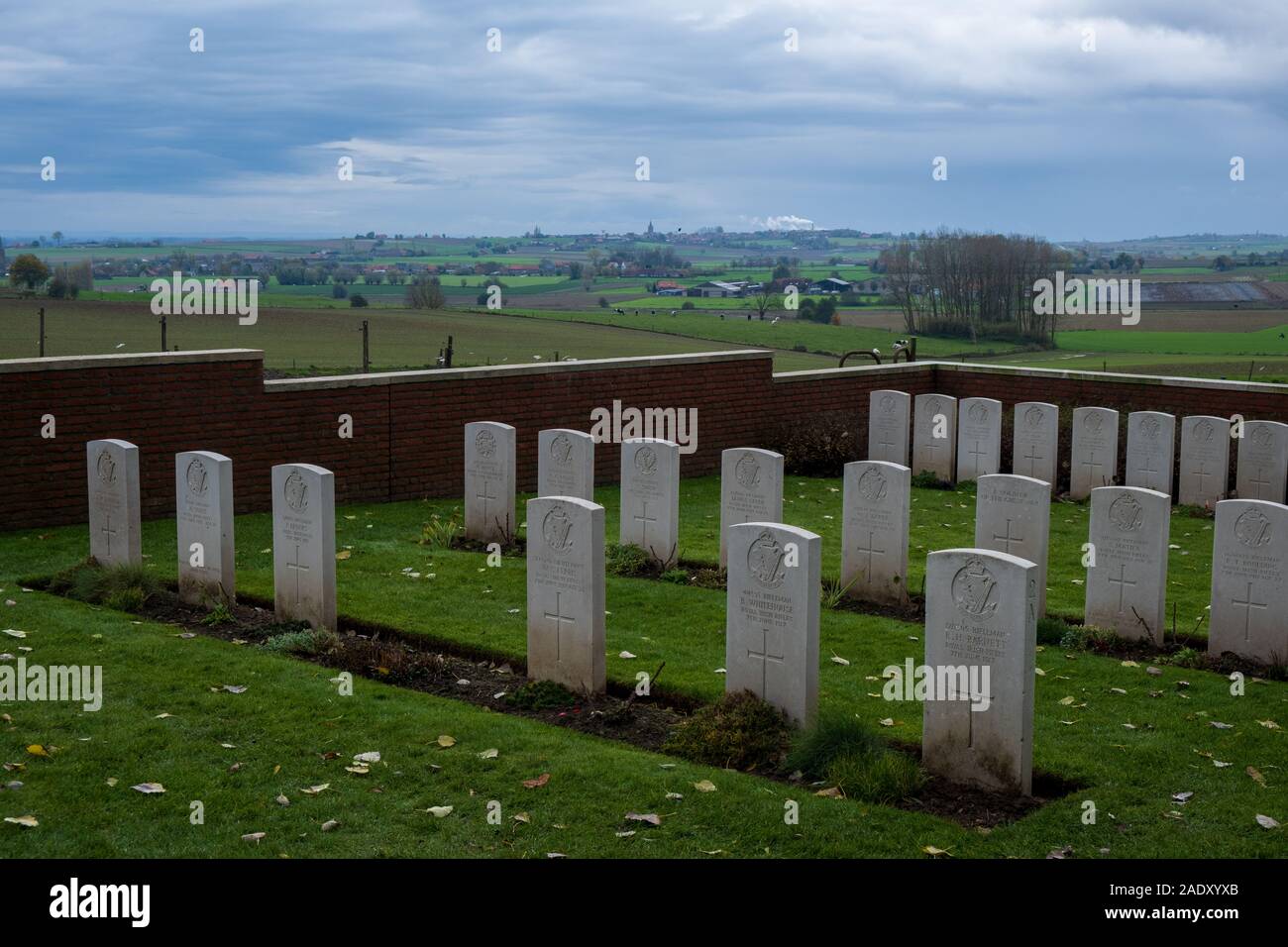 Einsamer Baum Friedhof, wo liegen 88 Männer der Royal Irish Rifles durch Unfall in der größten Messines Ridge Mine Explosionen getötet Stockfoto