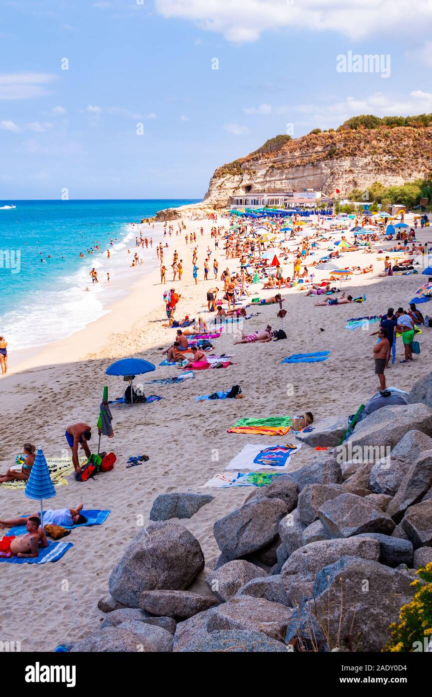 Rotonda Strand, Tropea, Kalabrien, Italien - 07 September, 2019: Landschaft Blick auf berühmte Rotonda Strand voller Ruhe sonnenbaden und schwimmen. Po Stockfoto