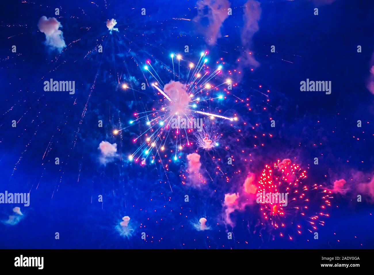 Preiswertes Feuerwerk, über die Stadt, Rot und Blau. Feier conept, Bewegungsunschärfe, für jeden Zweck Stockfoto