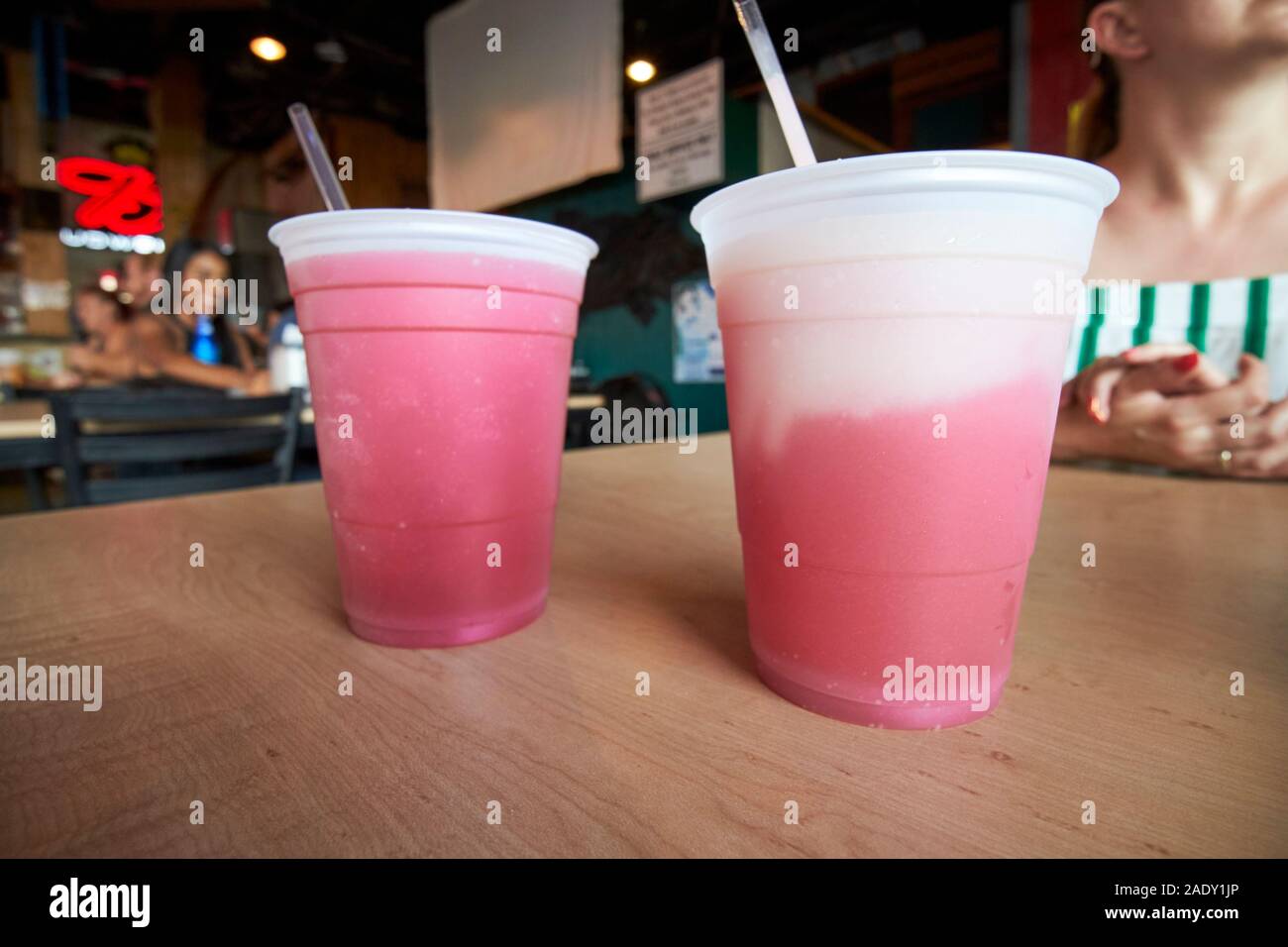 Frozen Cocktails in Plastikbecher in Saloon Bar in der alten Stadt Kissimmee florida usa Stockfoto