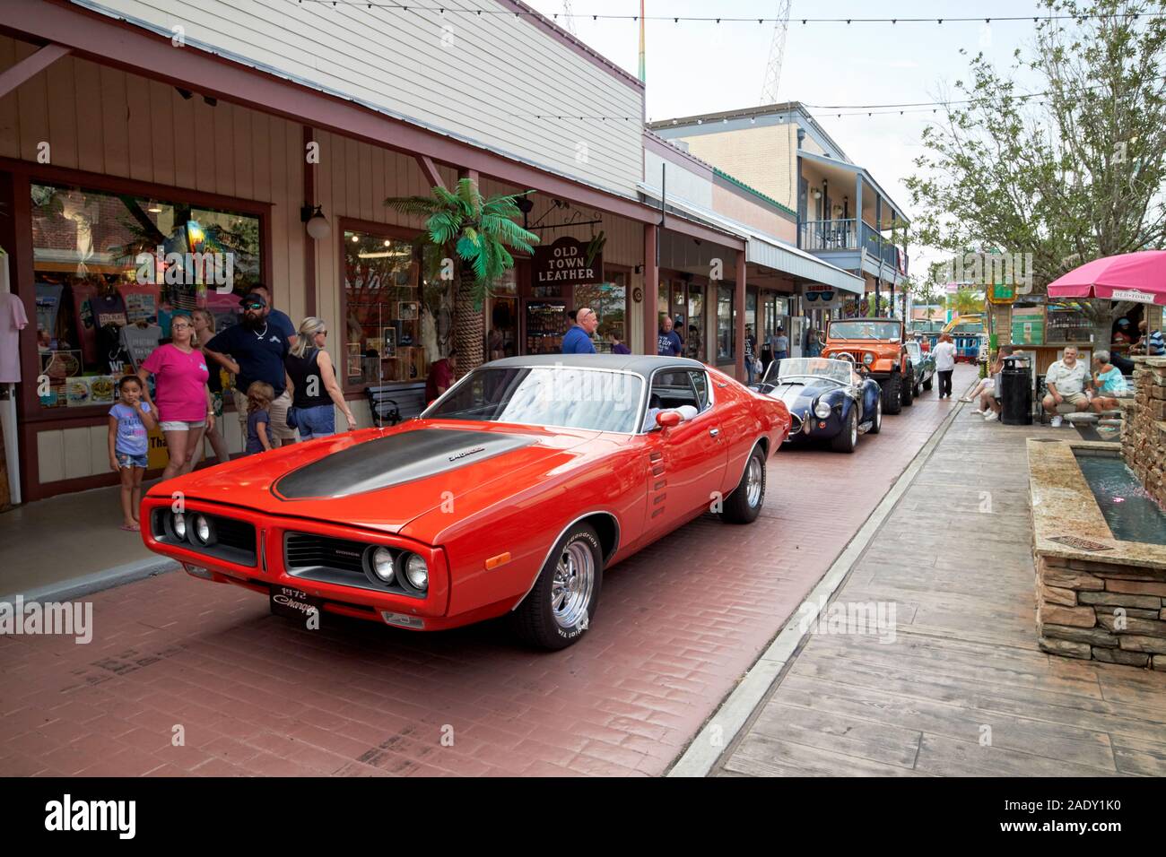 Dodge Charger mit klassischen Auto Kreuzfahrt durch die Altstadt kissimmee Florida USA Stockfoto