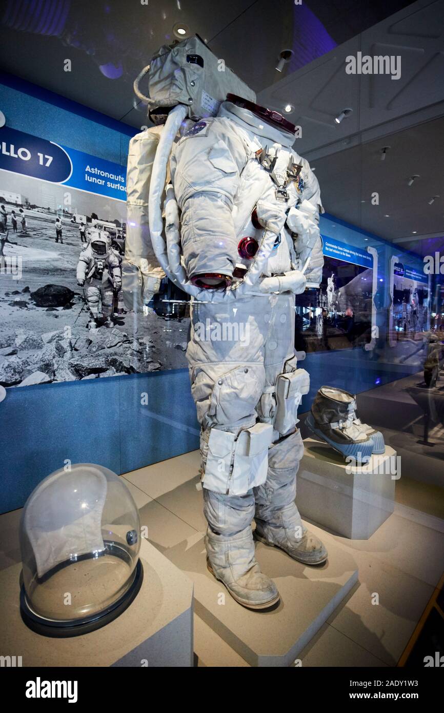 Apollo 17 Astronaut Eugene Cernan gen Raumanzug Kennedy Space Center, Florida, USA Stockfoto