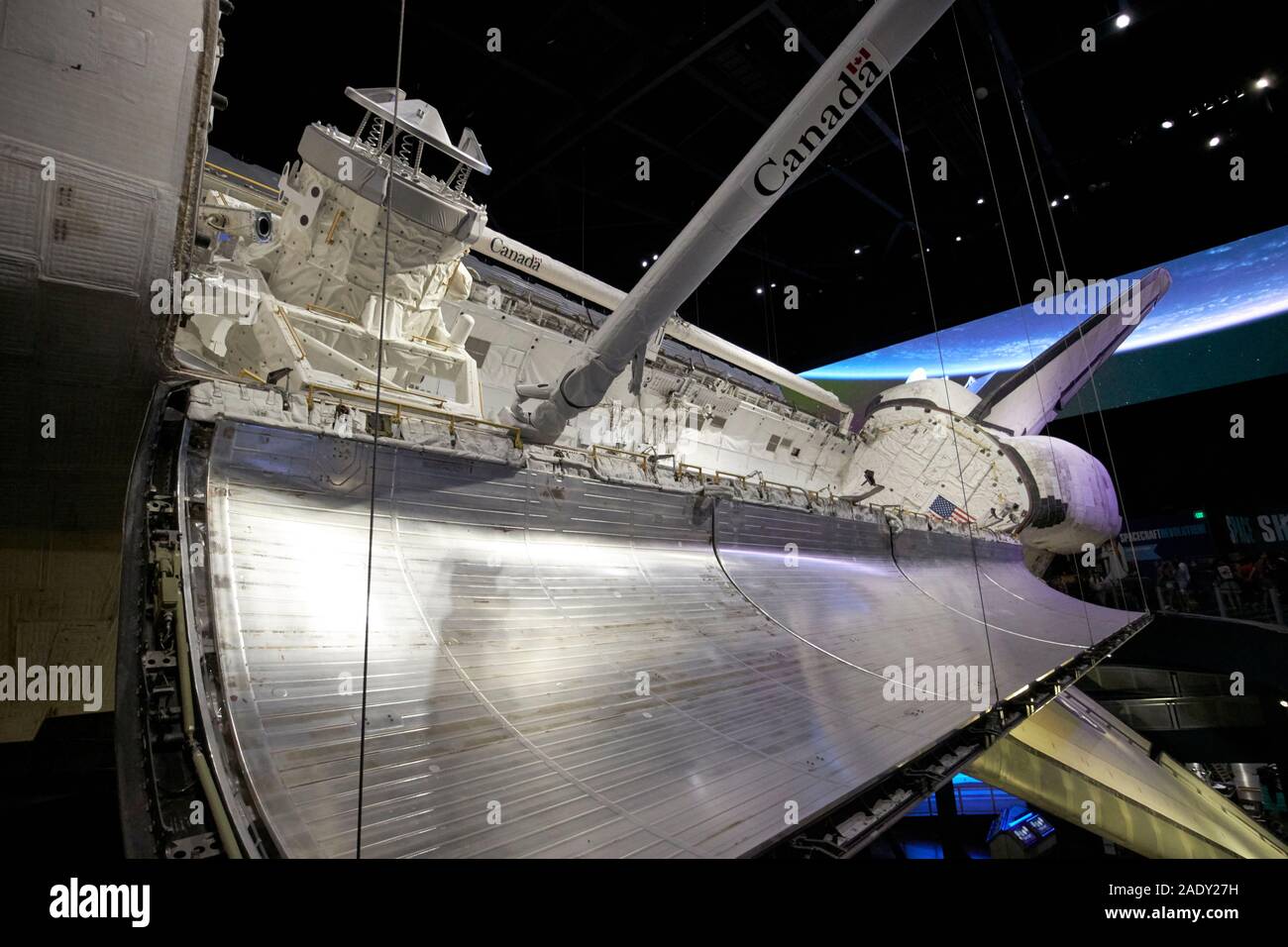 Space Shuttle Atlantis Bay Türen mit Kanada arm auf Anzeige im Kennedy Space Center, Florida USA öffnen Stockfoto