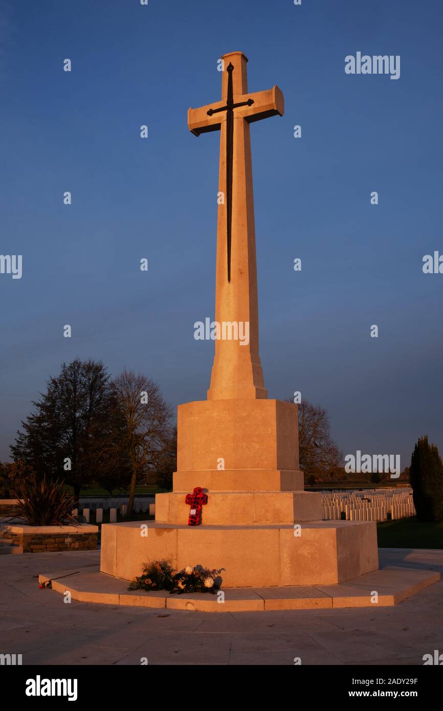 Kreuz von Opfern bei Sonnenuntergang am britischen Soldatenfriedhof, Ypernbogens Stockfoto