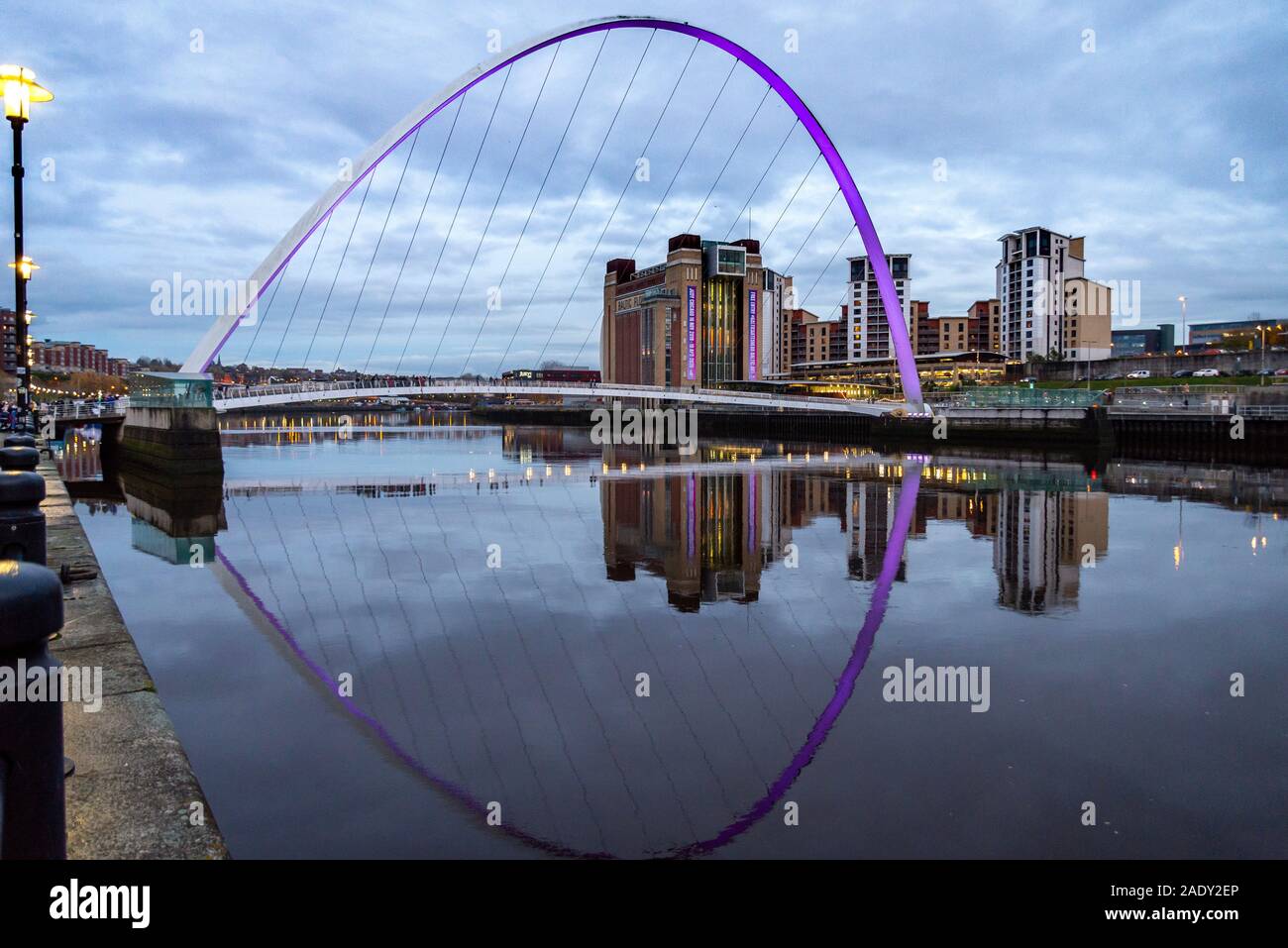 Kai mit Newcastle Gateshead Millennium Bridge leuchtet Lila für kleine Lichter für kleine Leben Welt Frühreife Tag 2019, RVI SCBU Stockfoto