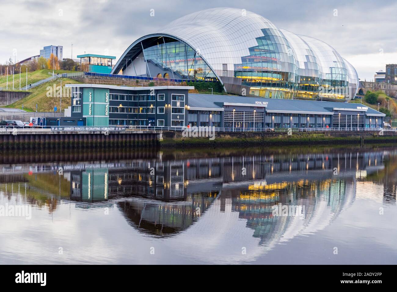 Kai mit Newcastle Gateshead Millennium Bridge leuchtet Lila für kleine Lichter für kleine Leben Welt Frühreife Tag 2019, RVI SCBU Stockfoto