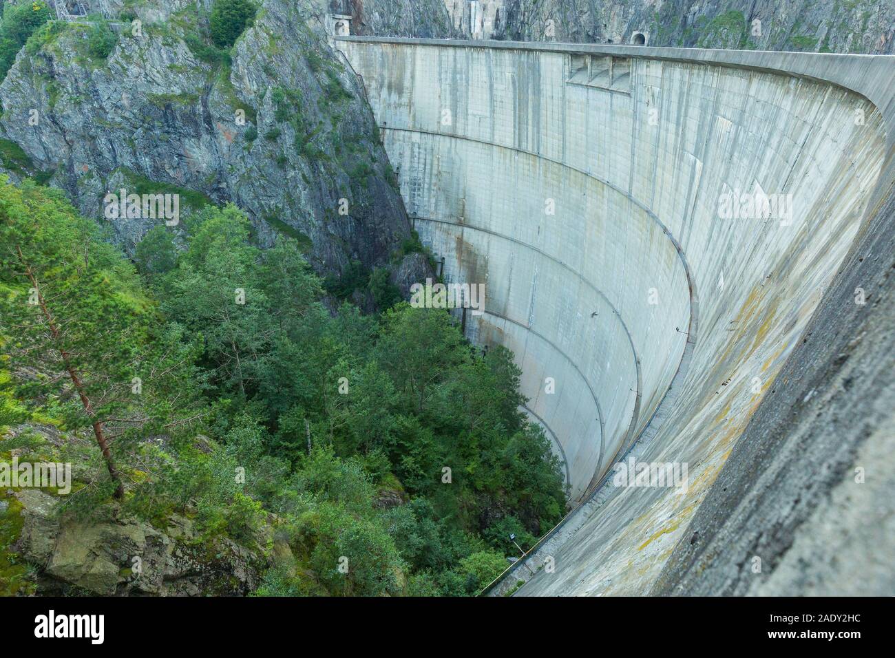 Vidraru dam on arges river Fotos und Bildmaterial in hoher Auflösung