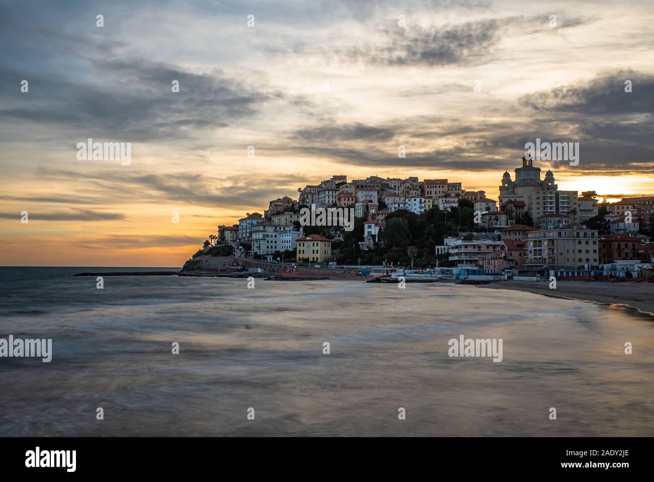 Spettacolare tramonto sul piccolo Villaggio di Porto Maurizio (Imperia) costruito su una Collina che si affaccia sul Mar Ligure Stockfoto