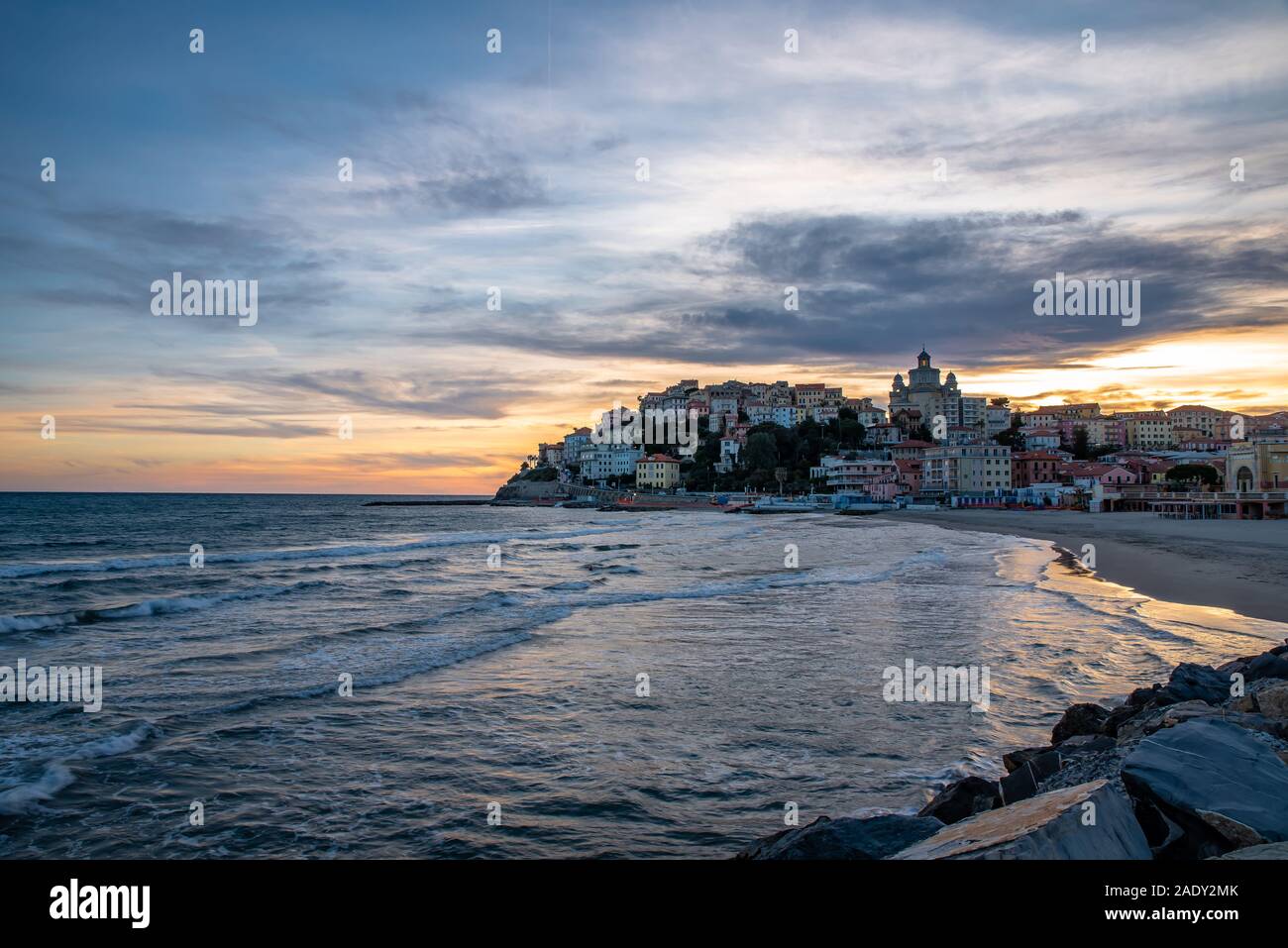 Spettacolare tramonto sul piccolo Villaggio di Porto Maurizio (Imperia) costruito su una Collina che si affaccia sul Mar Ligure Stockfoto