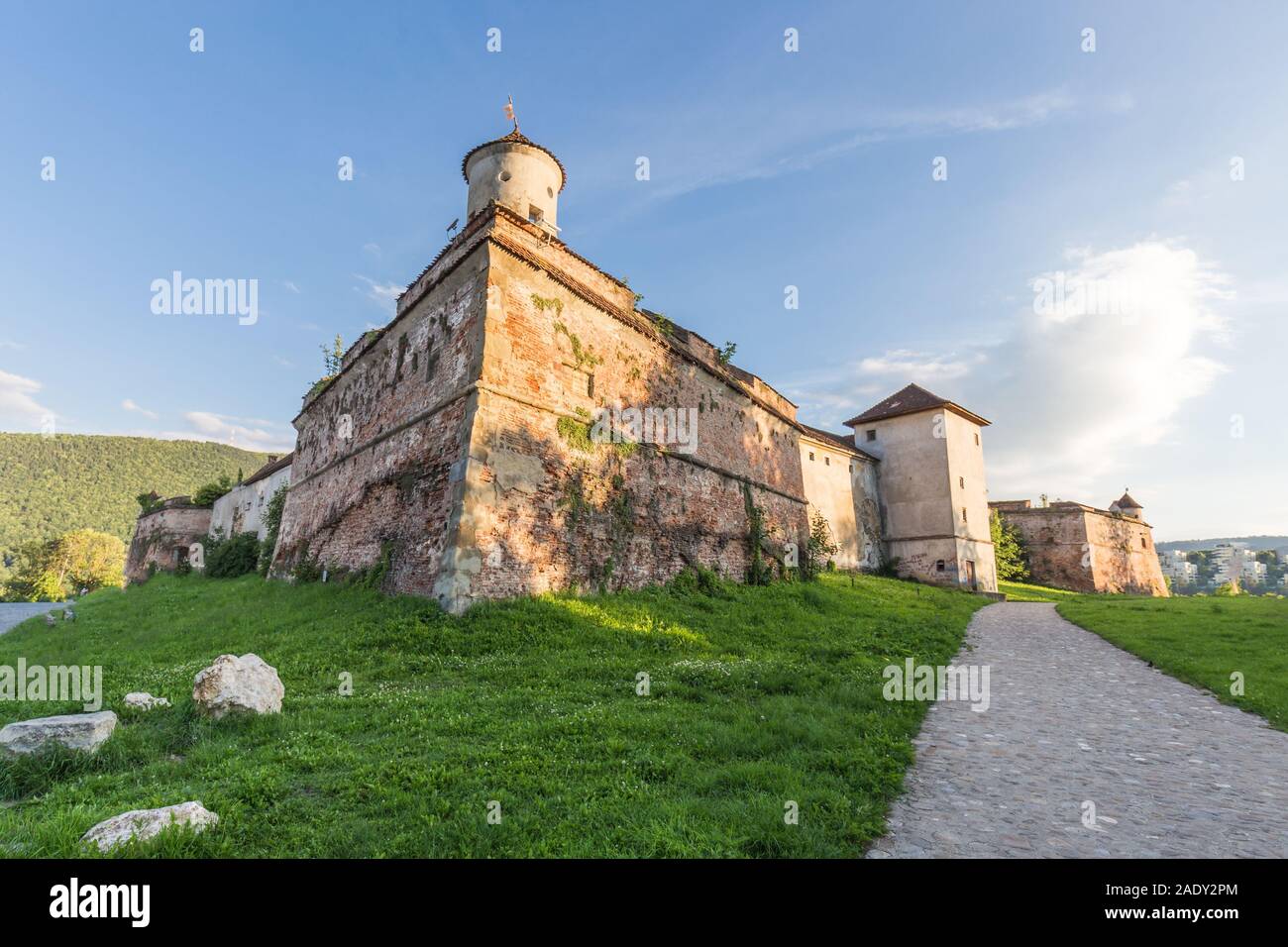 Eine antike und alte Burg steht auf einem Berg in der malerischen Kanten von Rumänien bei gutem Wetter. Stockfoto