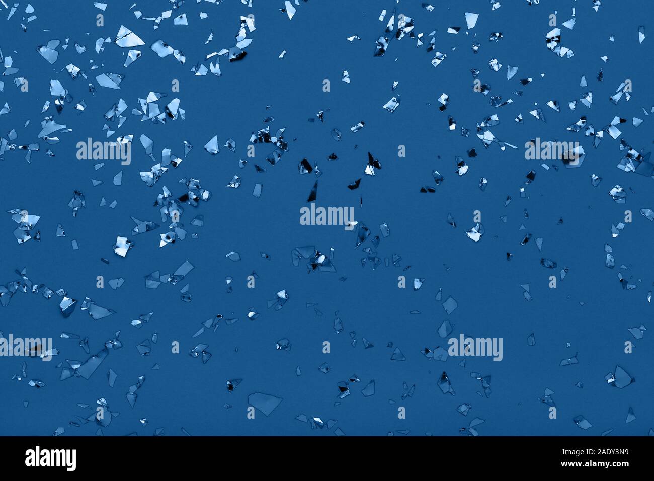 Blaue Folie Konfetti. Urlaub Hintergrund. Farbe des Jahres 2020 Festlich, Glitter, Flach. Stockfoto