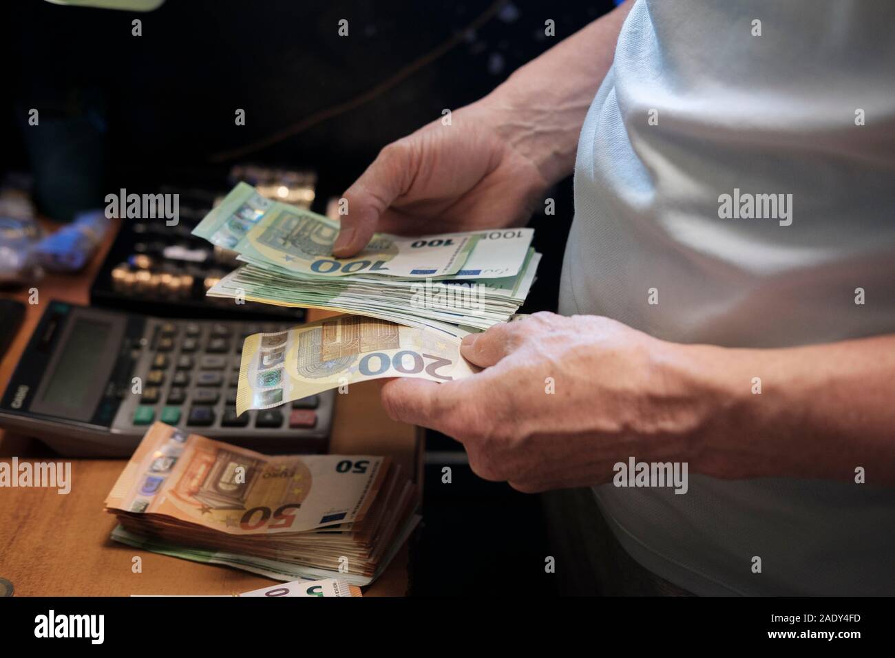 Euro-banknoten Mann zählen Bargeld auf Zähler Stockfoto