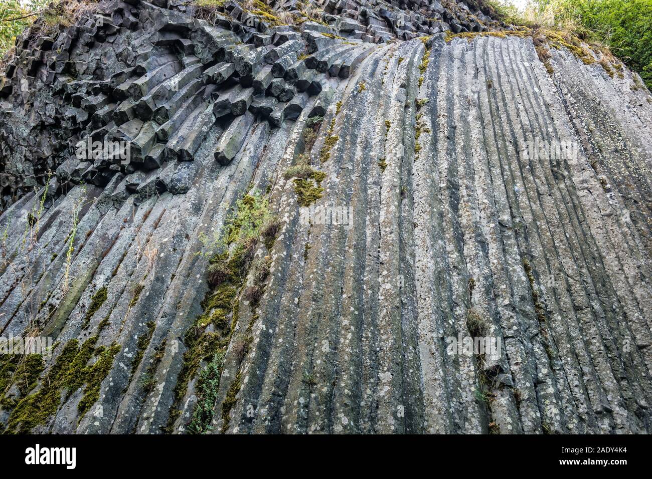 Šomoška Basaltorgeln in der Slowakei direkt an der Grenze zu Ungarn im Somoskő (Somoskői bazaltvízesés) Stockfoto