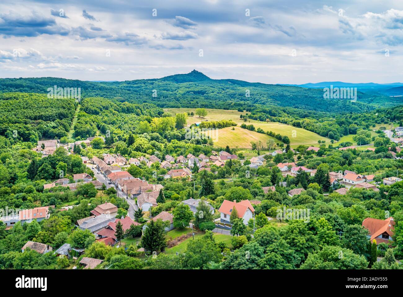 Das Dorf Somoskő und Salgó Schloss (Salgó vár) in der Ferne im nördlichen Ungarn. Stockfoto