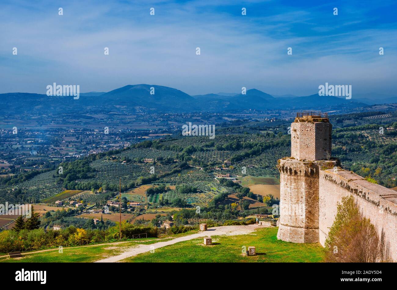 Anzeigen von Umbrien Assisi countrysidei von alten Mauern Stockfoto