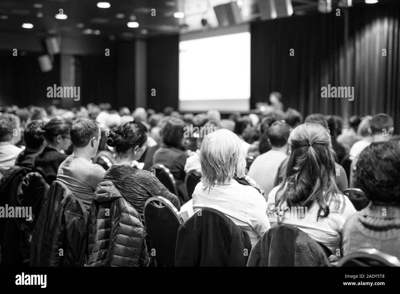 Publikum im Hörsaal Teilnahme an wissenschaftlichen Konferenzen. Stockfoto