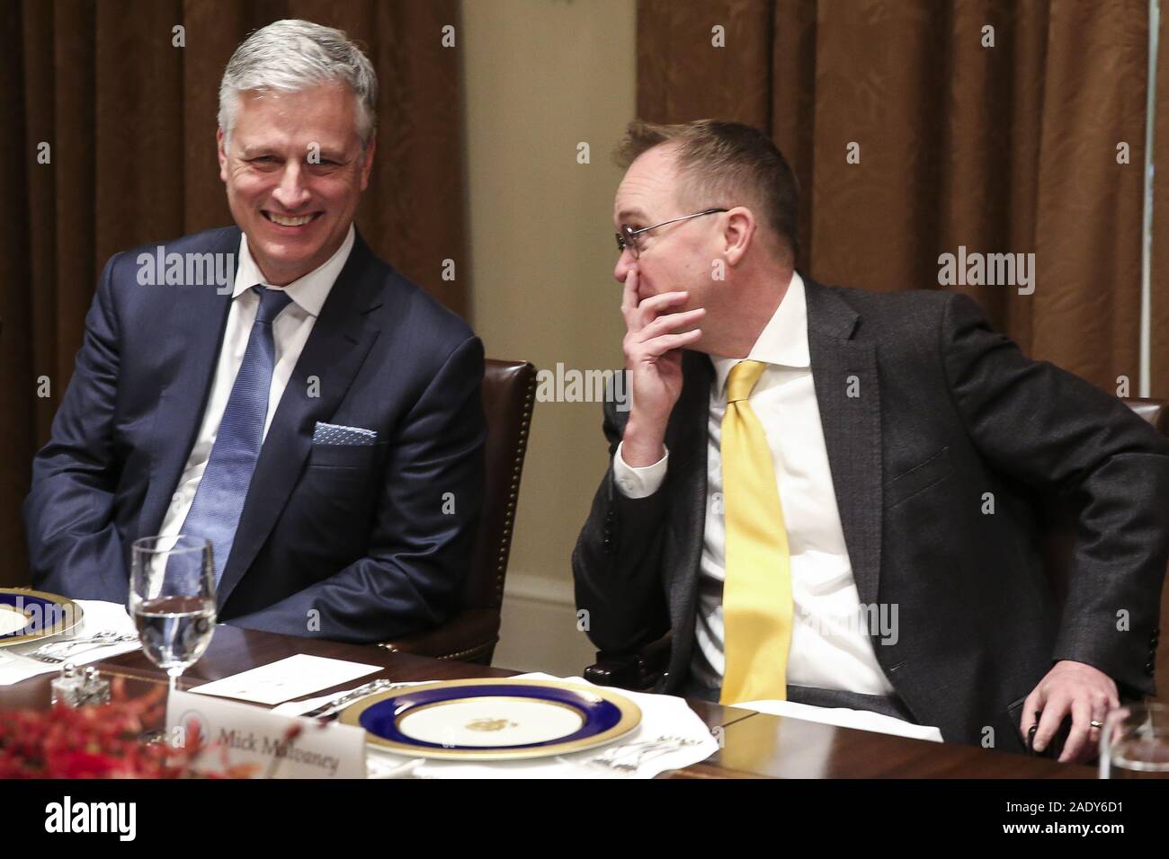 Washington, United States. 05 Dez, 2019. Stabschef im Weißen Haus Mick Mulvaney und Nationaler Sicherheitsberater Robert O'Brien ein Mittagessen mit Präsident Donald Trump und der Ständigen Vertreter im Sicherheitsrat der Vereinten Nationen im Schaltschrank des Weißen Hauses am 5. Dezember 2019 in Washington, DC. Pool Foto von Oliver Contreras/UPI Quelle: UPI/Alamy leben Nachrichten Stockfoto