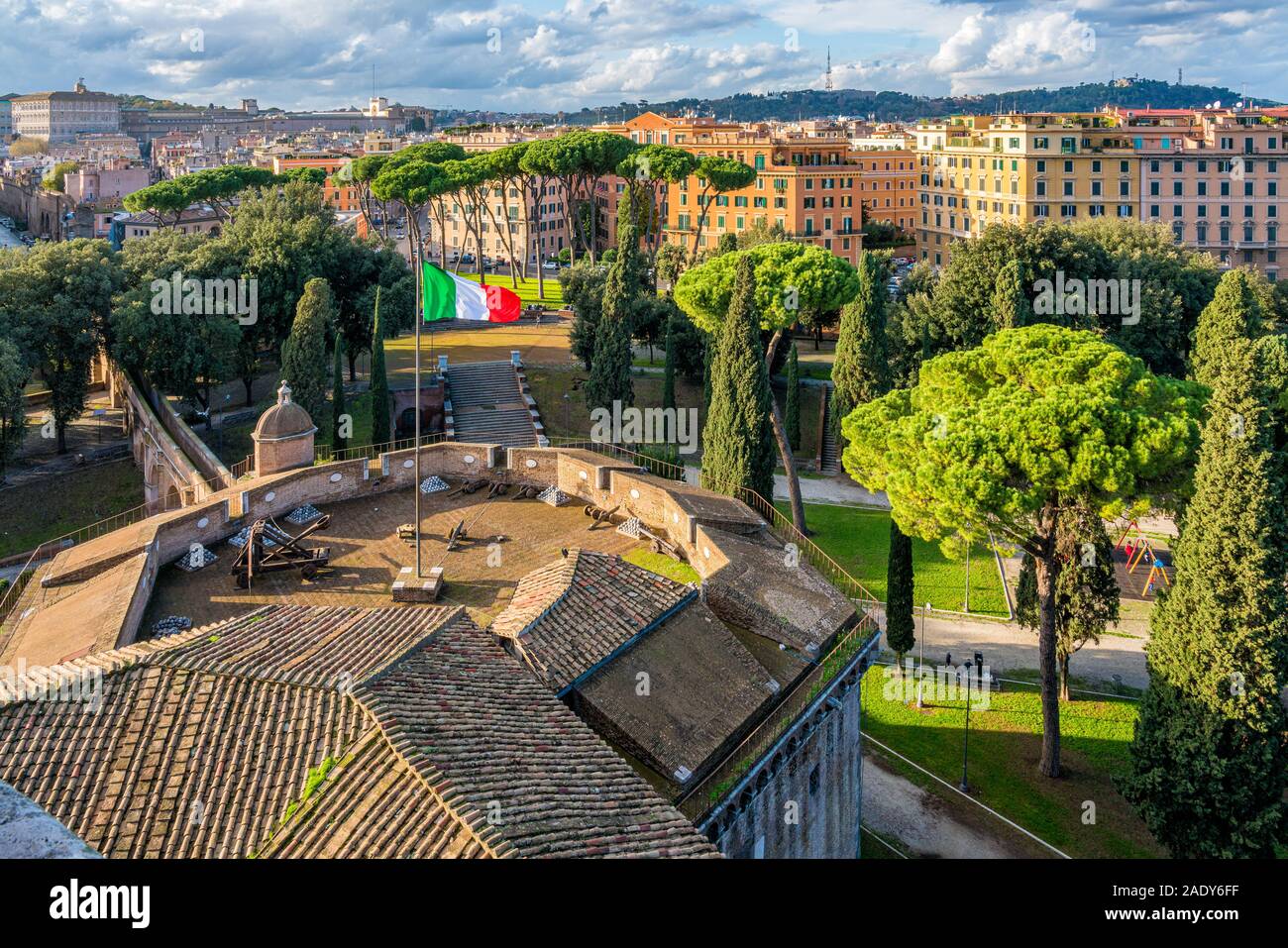 Panoramablick vom Castel Sant'Angelo in Rom an einem sonnigen Nachmittag. Italien. Stockfoto