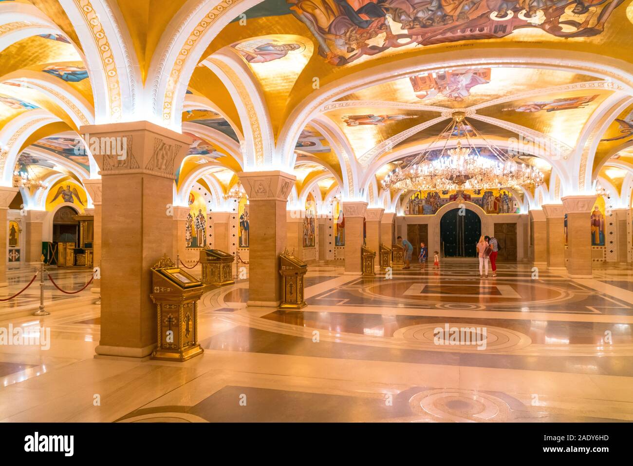 BELGRAD, Serbien - 10. AUGUST 2019: Innenansicht von St. Sava Kathedrale mit Fresken an der Wand. Diese Kathedrale ist eines der größten orthodoxen Kathedrale Stockfoto