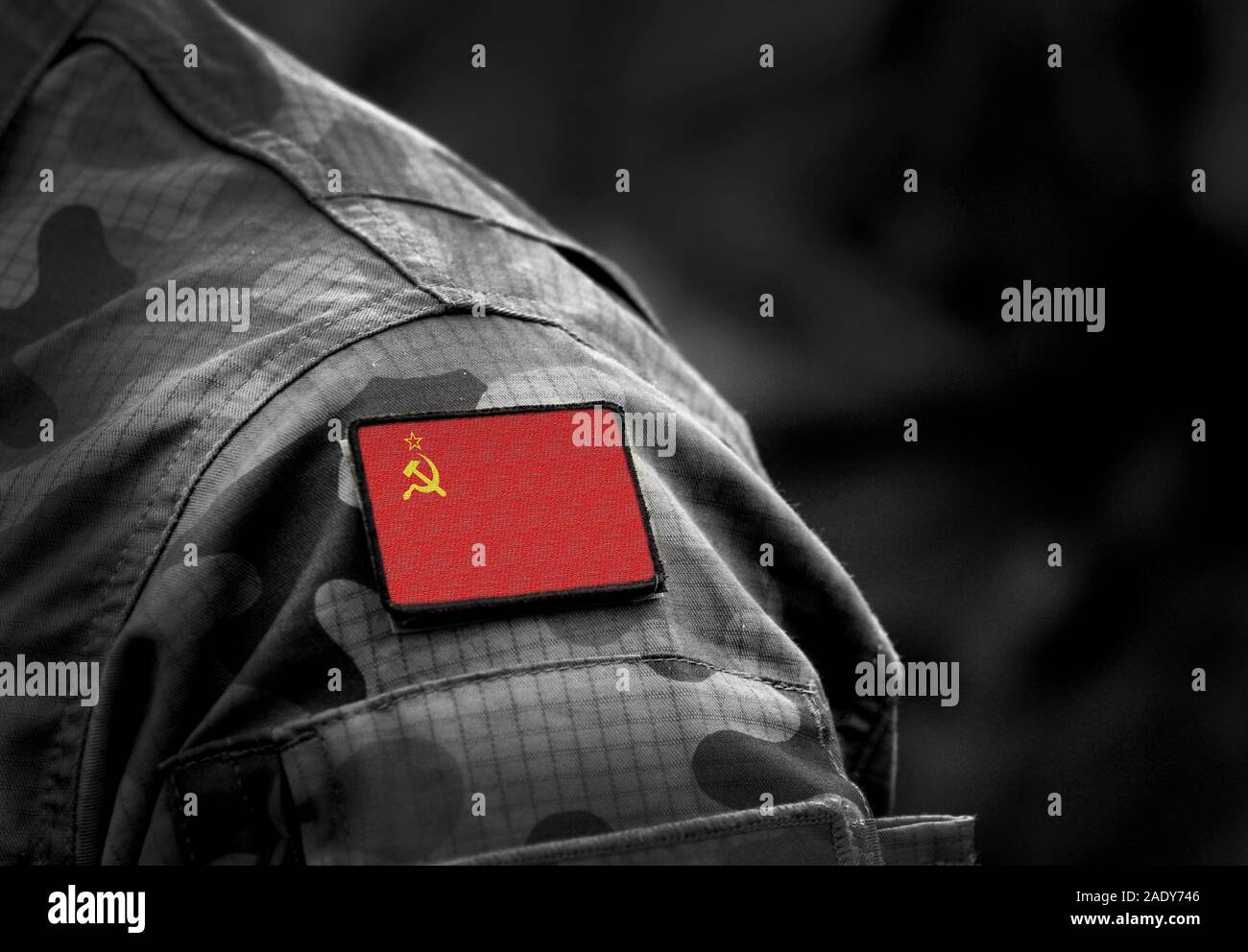 Flagge der Sowjetunion auf der Uniform. Die Flagge der Union der Sozialistischen Sowjetrepubliken. Kalter Krieg. Collage. Stockfoto