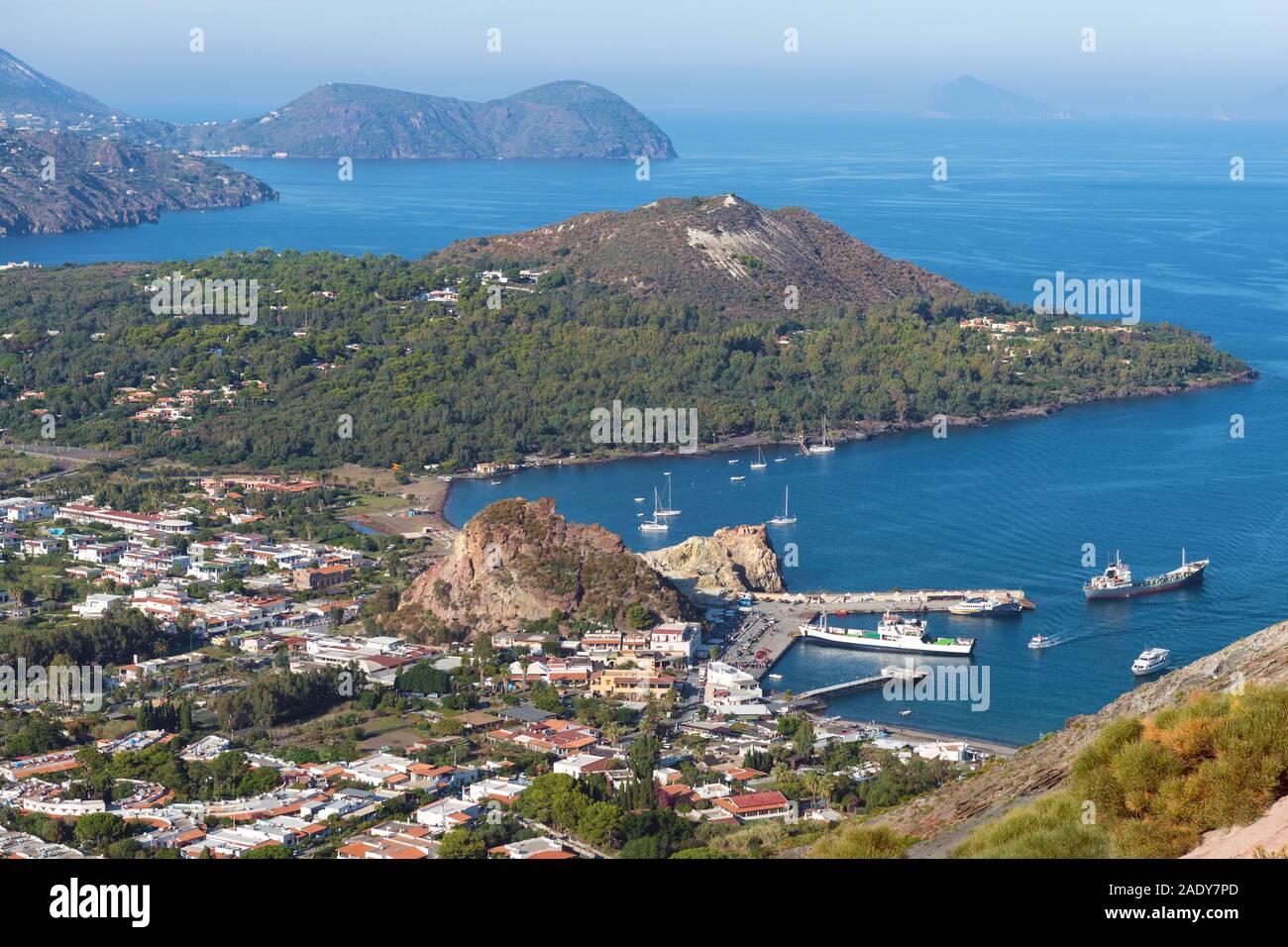 Hafen in Vulcano äolischen Insel, Ankunft der Touristen und neu booten. Stockfoto