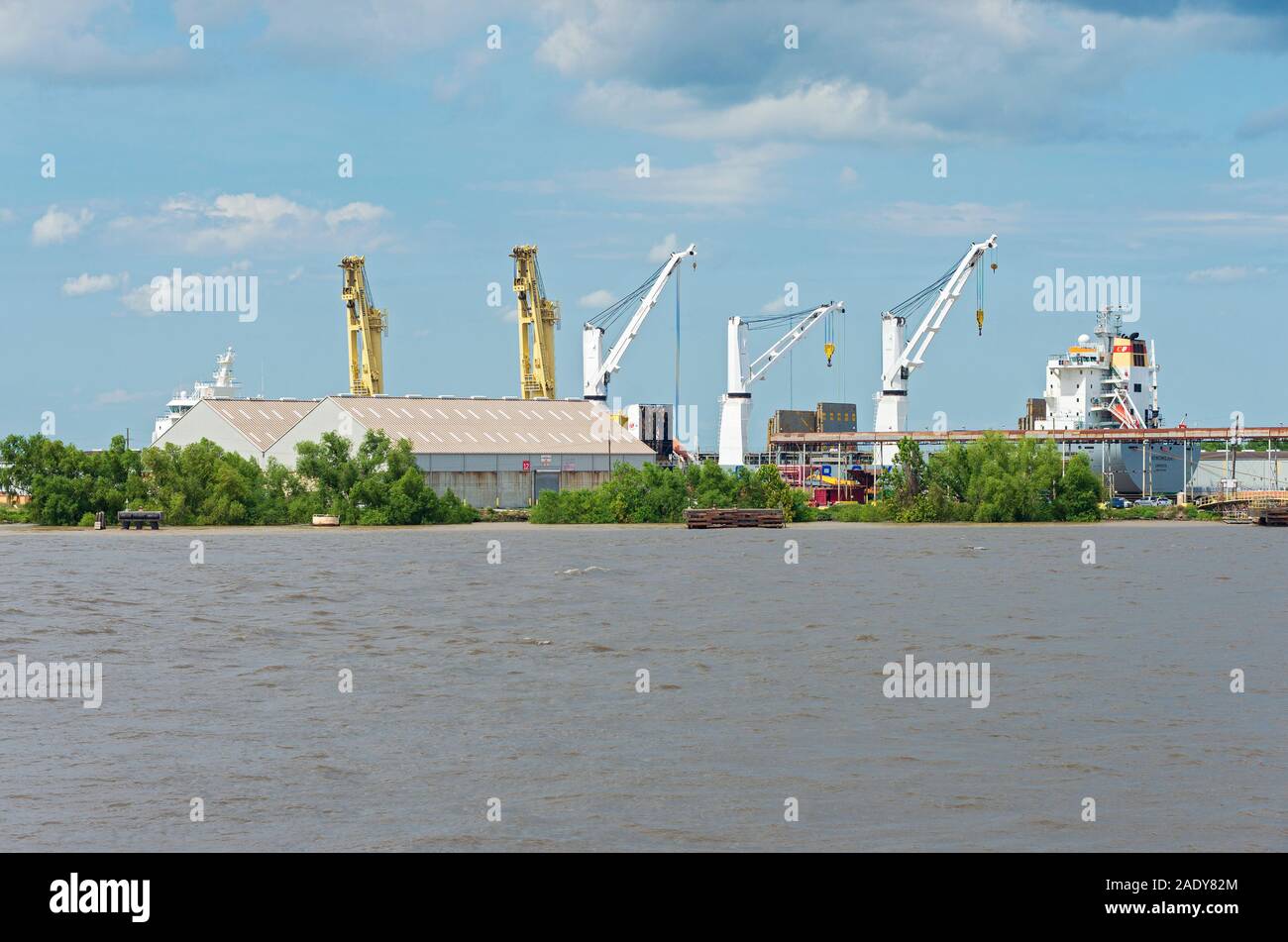 New Orleans, Louisiana/USA - 14. Juni 2019: Krane, Schiffe und Transportbehälter für das Laden von Containerschiffen am Mississippi River. Stockfoto