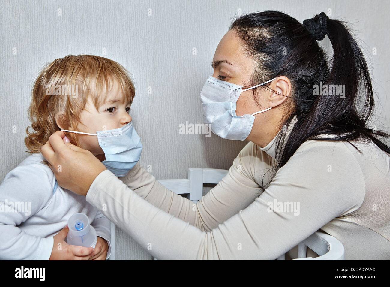 Mutter Täuscht Krankheit Des Kindes Vor Film Medizinische mutter -Fotos und -Bildmaterial in hoher Auflösung – Alamy