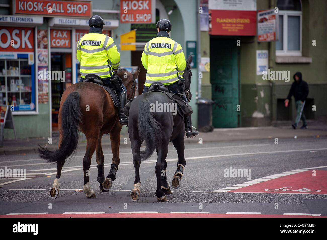 Hannover, Deutschland. 26 Nov, 2019. Zwei Polizisten mit ihren Pferden durch die Innenstadt. Credit: Sina Schuldt/dpa/Alamy leben Nachrichten Stockfoto