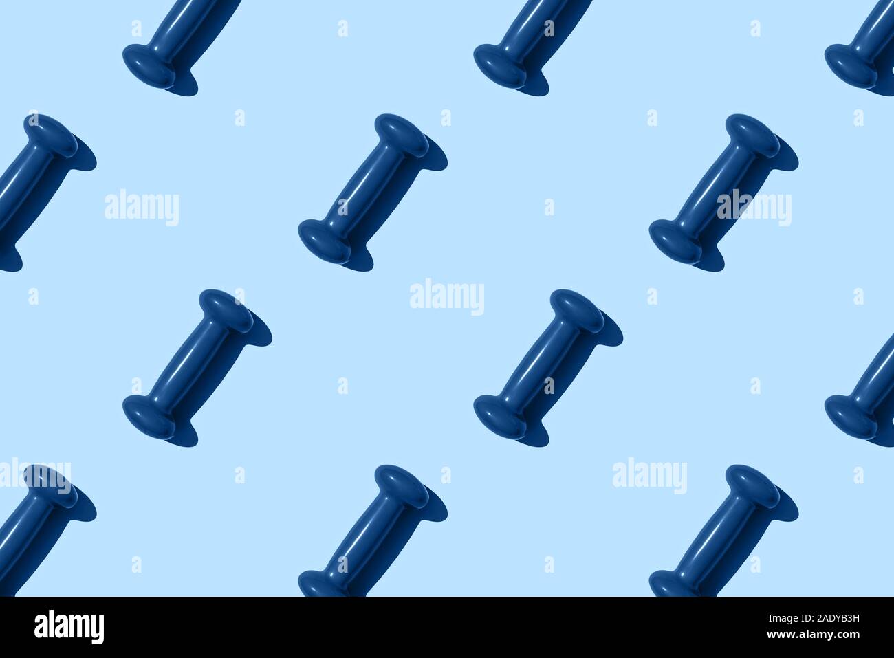 Blau Hantel Muster auf blauem Hintergrund. Kreative sport Layout. Stockfoto
