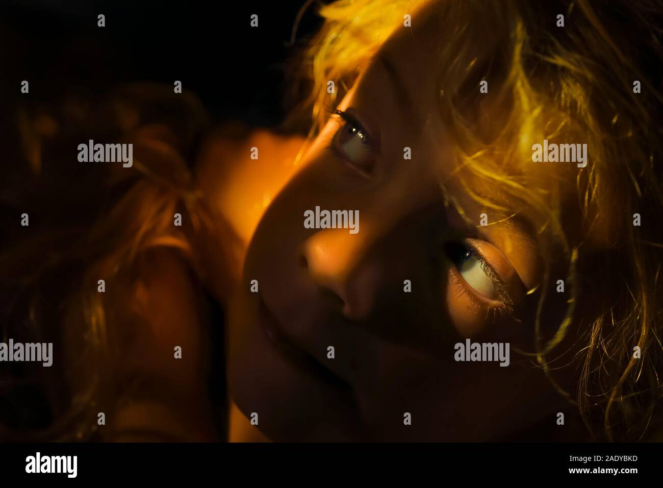 Golden Girl, das Spiel mit Schatten und Licht Stockfoto