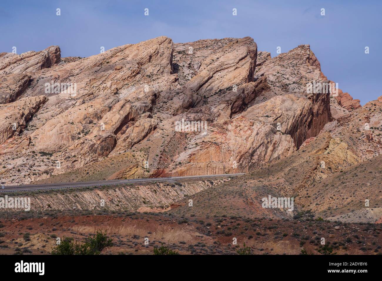 Straße - Schnitt durch das San Rafael Swell auf der I-70 westlich von Green River, Utah. Stockfoto