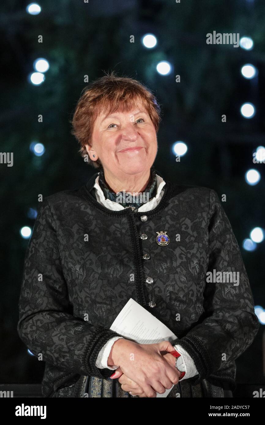 Trafalgar Square, Westminster, London, Großbritannien. 05 Dez, 2019. Der Bürgermeister von Oslo, Marianne Borgen. Die voll illuminatedt Baum, der in diesem Jahr ist eine 90 Jahre alte Norwegische Fichte, ist rund 21 Meter hoch. Der Trafalgar Square Weihnachtsbaum auf mit einer Zeremonie auf dem Platz. Durch Tradition, die Norwegische Spruce Tree wird von Oslo zu den Leuten von London für ihre Hilfe während des WW2 gespendet. Credit: Imageplotter/Alamy leben Nachrichten Stockfoto