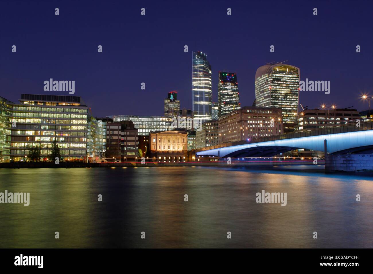 Neue London Bridge, Fluss von der Beleuchtung und der Stadt Wolkenkratzer hinter, London Stockfoto